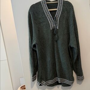 100% Pure Forest Green V-Neck Sweater with Geometric Trim